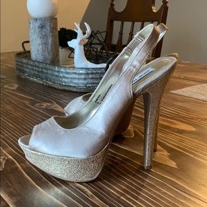 NWOT Steve Madden Gold Heels